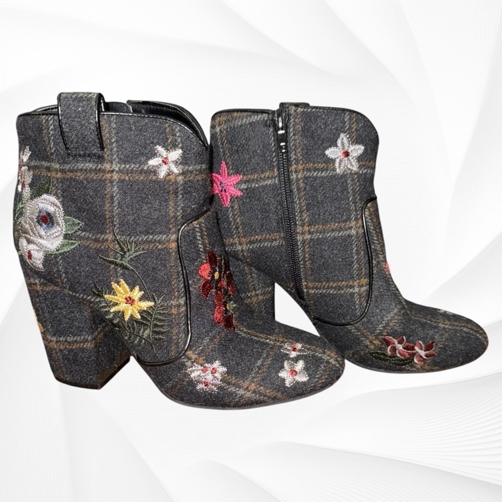EUC Indigo Rd Ankle Boots Size 7M Plaid Flannel Embroidered Flowers - Picture 2 of 10